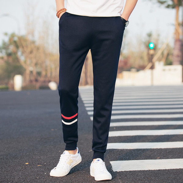 Ανδρική αθλητική φόρμα σε διάφορα μοντέλα σε διαφορετικά χρώματα