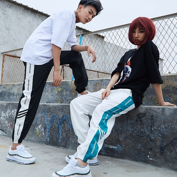 Анцуг широк модел за мъже и жени в три цвята с цветен кант