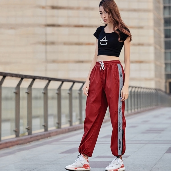 Γυναικεία φόρμα σε διάφορα χρώματα με επιγραφή