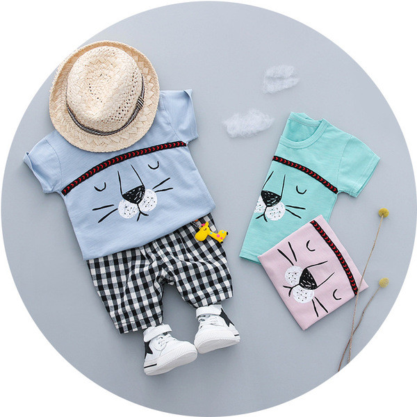 Set bebelusi pentru baieti care include un tricou cu maneci scurte si pantaloni scurti in carouri in trei culori