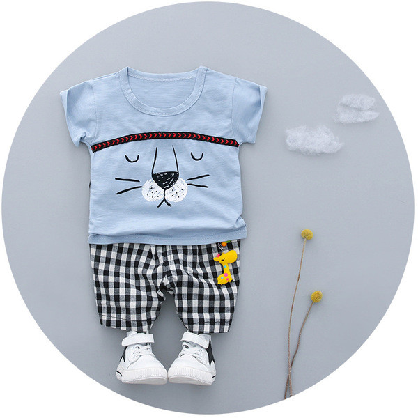 Set bebelusi pentru baieti care include un tricou cu maneci scurte si pantaloni scurti in carouri in trei culori