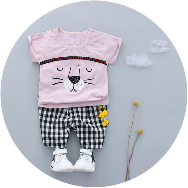 Set bebelusi pentru baieti care include un tricou cu maneci scurte si pantaloni scurti in carouri in trei culori