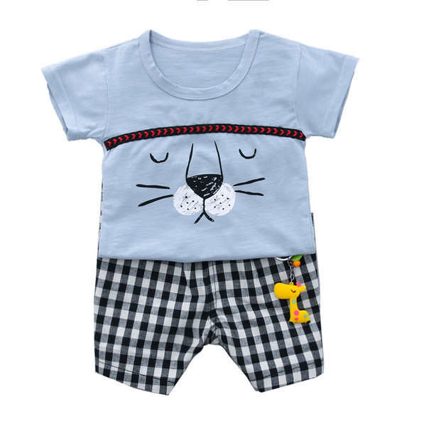 Set bebelusi pentru baieti care include un tricou cu maneci scurte si pantaloni scurti in carouri in trei culori