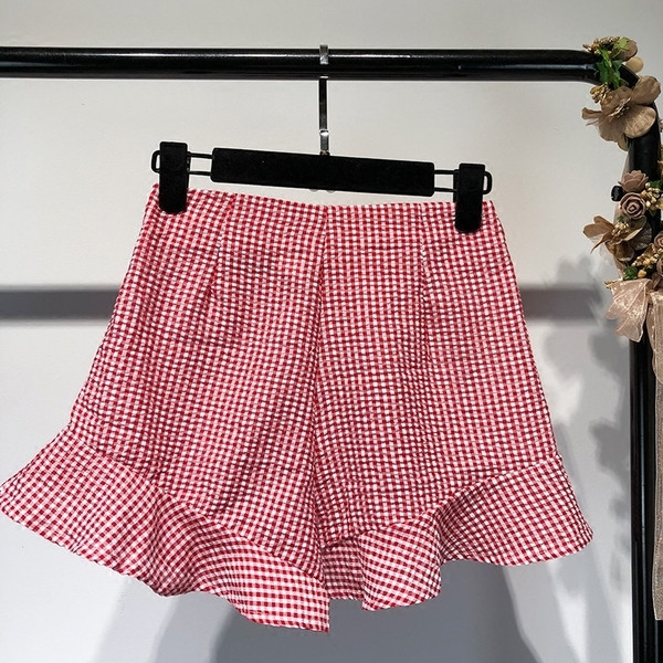 Pantaloni scurți eleganti de damă în carouri, cu talie înaltă