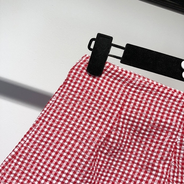 Pantaloni scurți eleganti de damă în carouri, cu talie înaltă