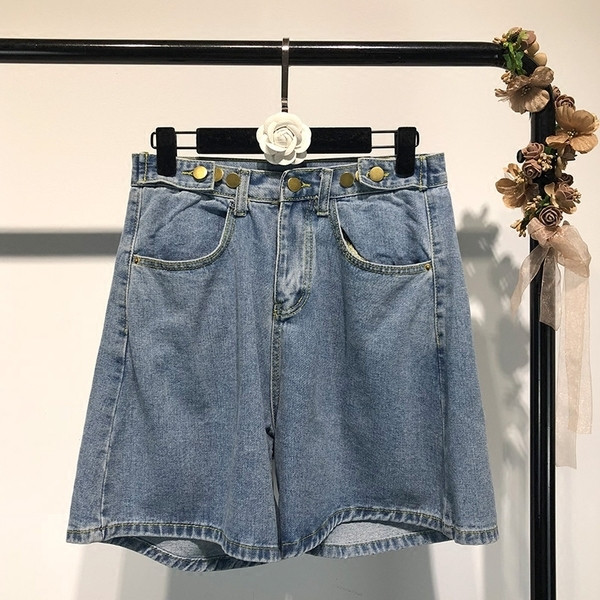 Pantaloni scurți din denim stilați într-un model larg și în două culori
