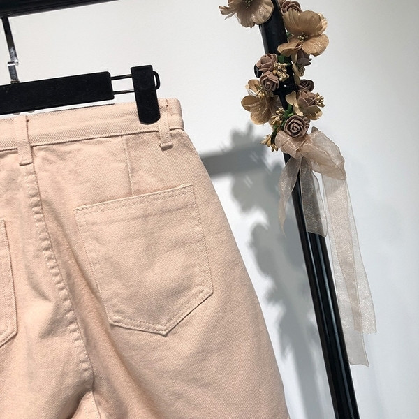 Pantaloni scurți din denim stilați într-un model larg și în două culori