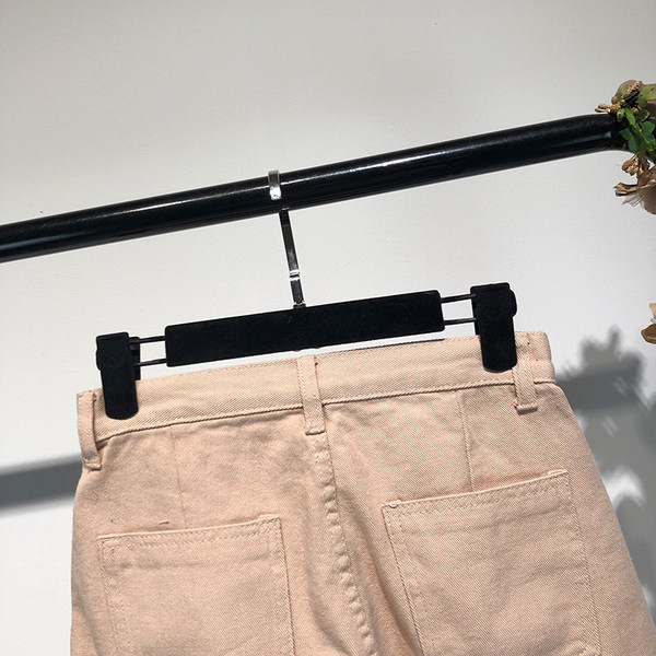 Pantaloni scurți din denim stilați într-un model larg și în două culori