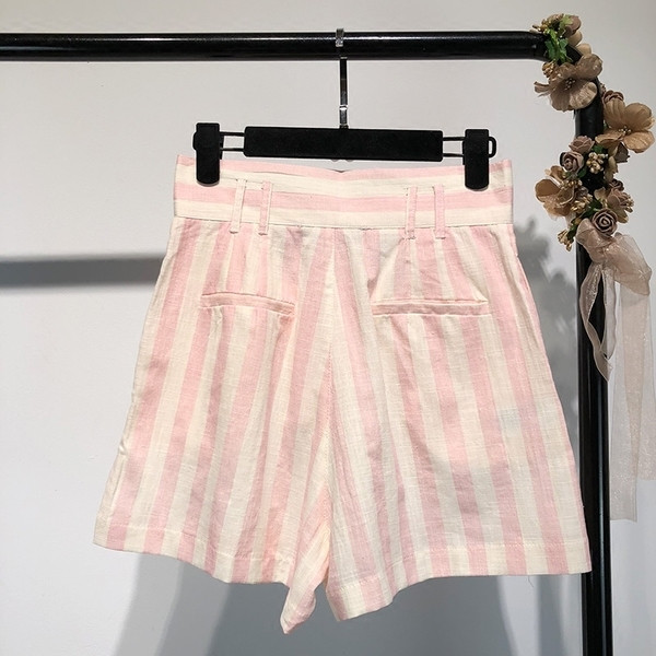 Καλοκαιρινά σύντομα γυναικεία παντελόνια  σε ένα ευρύ ριγέ μοτίβο