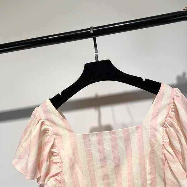 Rövid csíkos női póló vágott rövid ujjal