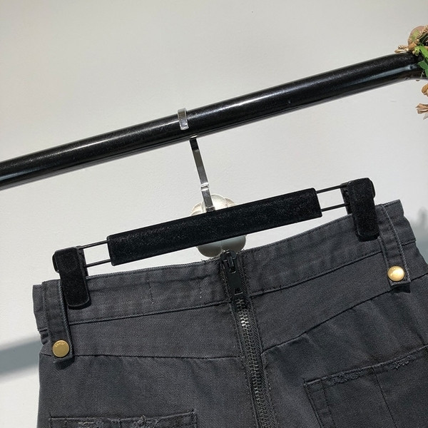 Γυναικεία σύντομα παντελόνια σε μαύρο χρώμα με φερμουάρ