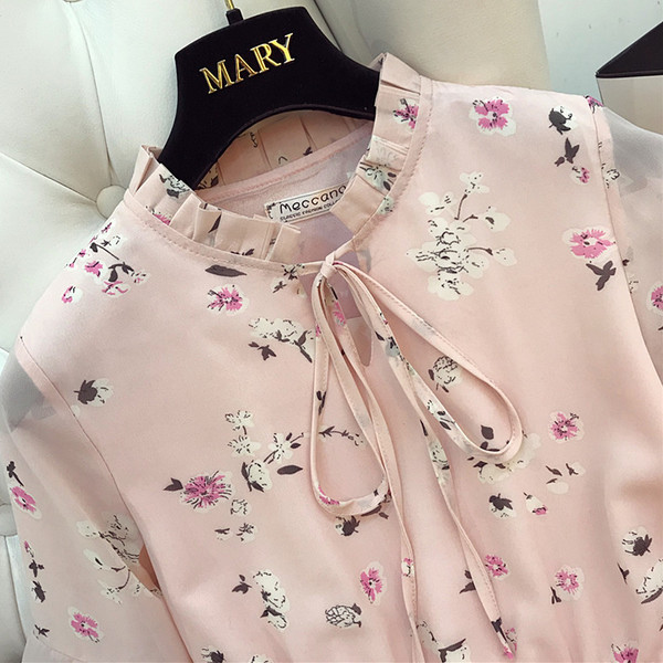 Κομψό γυναικείο φόρεμα σε ροζ και μαύρο χρώμα με floral μοτίβα