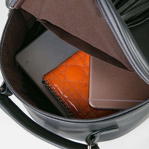 Μικρό γυναικείο σακίδιο με ρυθμιζόμενους ιμάντες ώμου