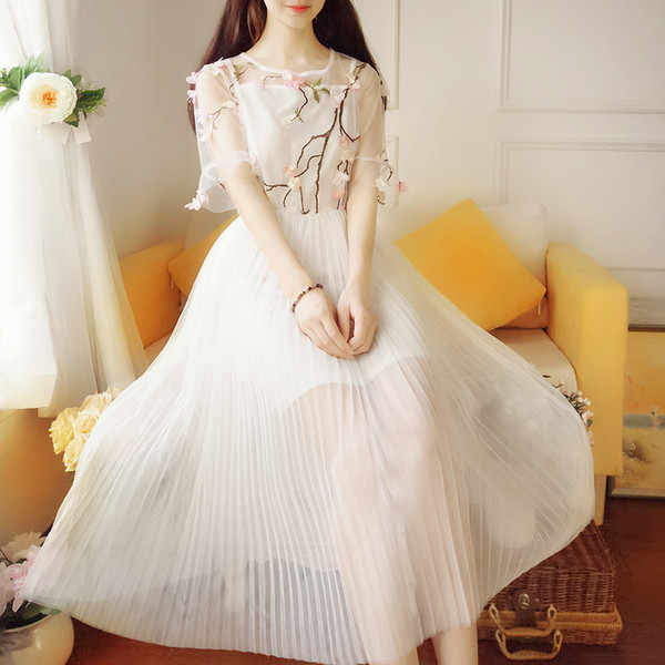 Rochie albă delicată cu dantelă și broderie