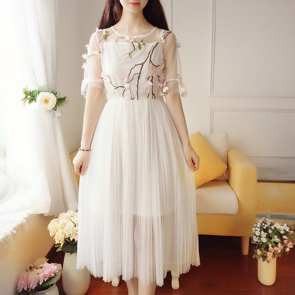 Rochie albă delicată cu dantelă și broderie