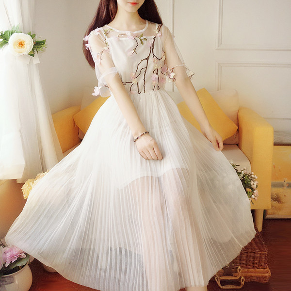 Rochie albă delicată cu dantelă și broderie