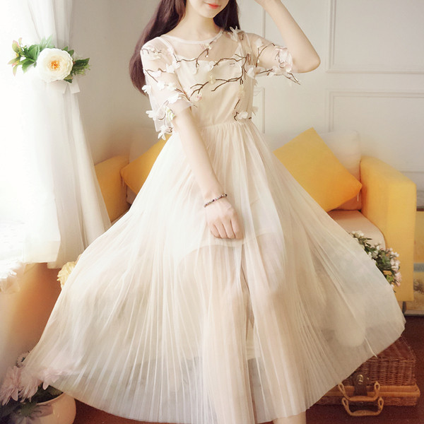 Rochie albă delicată cu dantelă și broderie