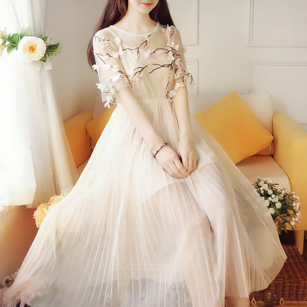 Rochie albă delicată cu dantelă și broderie