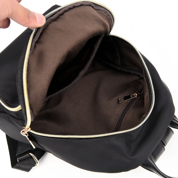 Rucsac de dama de culoare neagra si curele din piele ecologica