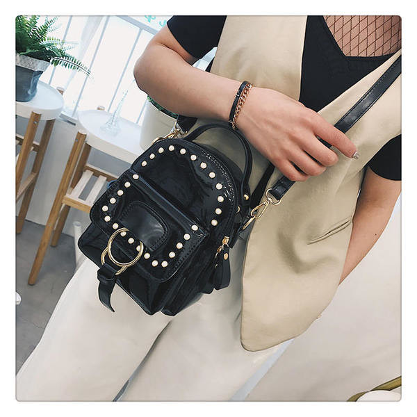 Női modern ökobőr hátizsák seprű díszítéssel