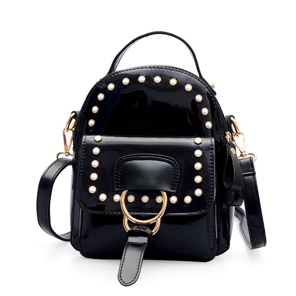 Női modern ökobőr hátizsák seprű díszítéssel