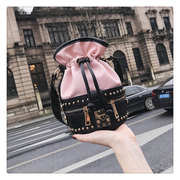 Geanta mica de dama in mai multe culori cu elemente din piele ecologica si nituri metalice