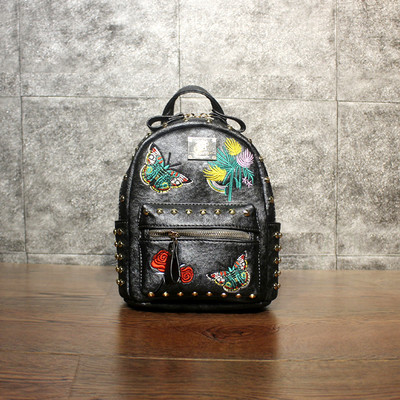 Γυναικείο κομψό δερμάτινο σακίδιο με έγχρωμο κέντημα