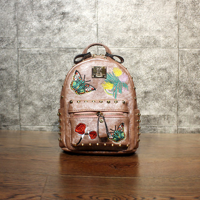 Γυναικείο κομψό δερμάτινο σακίδιο με έγχρωμο κέντημα