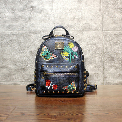 Γυναικείο κομψό δερμάτινο σακίδιο με έγχρωμο κέντημα