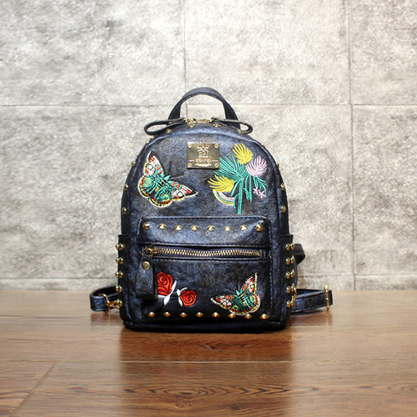 Γυναικείο κομψό δερμάτινο σακίδιο με έγχρωμο κέντημα