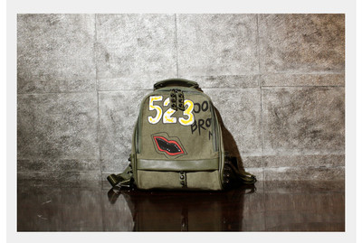 Γυναικείο σύγχρονο σακίδιο με ύφασμα και μεταλλικά στοιχεία