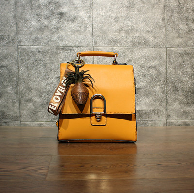 Γυναικείο σακίδιο σε διάφορα χρώματα με κρεμαστό κόσμημα