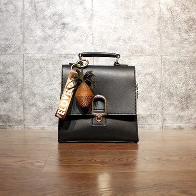 Γυναικείο σακίδιο σε διάφορα χρώματα με κρεμαστό κόσμημα