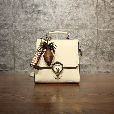 Γυναικείο σακίδιο σε διάφορα χρώματα με κρεμαστό κόσμημα