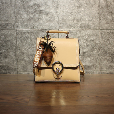 Γυναικείο σακίδιο σε διάφορα χρώματα με κρεμαστό κόσμημα