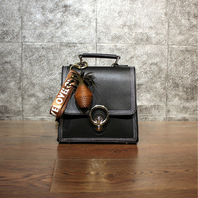 Γυναικείο σακίδιο σε διάφορα χρώματα με κρεμαστό κόσμημα