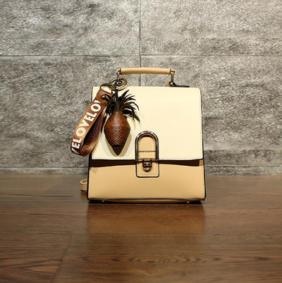 Γυναικείο σακίδιο σε διάφορα χρώματα με κρεμαστό κόσμημα