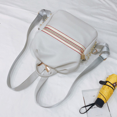 Γυναικείο σακίδιο σε διάφορα χρώματα με μεταλλικά τρουκς