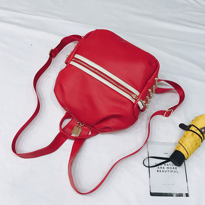 Γυναικείο σακίδιο σε διάφορα χρώματα με μεταλλικά τρουκς