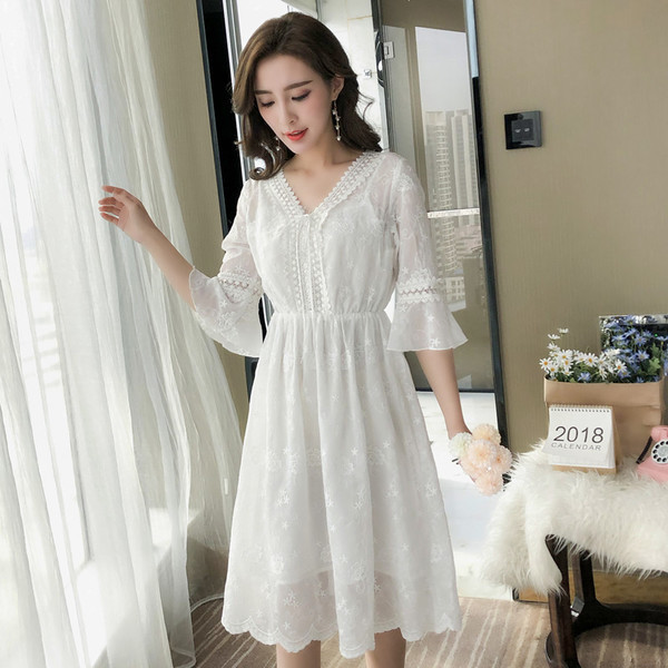 Κομψό γυναικείο φόρεμα με ντεκολτέ σε σχήμα V σε μαύρο και άσπρο