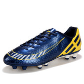 Παπούτσια ποδοσφαίρου σε δύο χρώματα κατάλληλα για άνδρες και γυναίκες