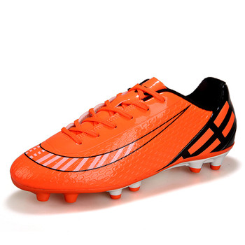 Παπούτσια ποδοσφαίρου σε δύο χρώματα κατάλληλα για άνδρες και γυναίκες
