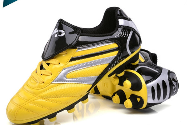 Παπούτσια  ποδοσφαίρου σε διάφορα μοντέλα και διαφορετικά χρώματα