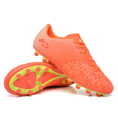 Παπούτσια  ποδοσφαίρου  σε διάφορα χρώματα με μοτίβο κατάλληλο για άνδρες και γυναίκες