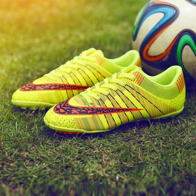 Υποδήματα ποδοσφαίρου σε διάφορα χρώματα με εκτύπωση