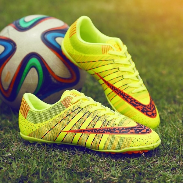 Υποδήματα ποδοσφαίρου σε διάφορα χρώματα με εκτύπωση