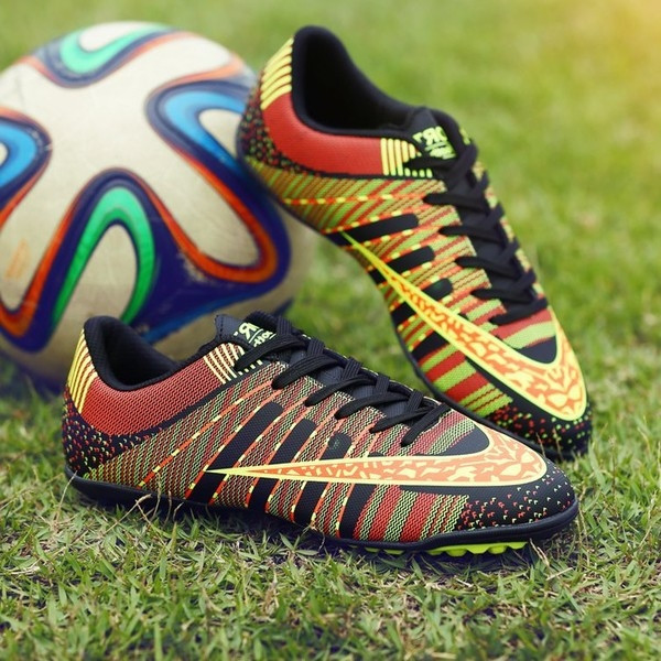 Υποδήματα ποδοσφαίρου σε διάφορα χρώματα με εκτύπωση