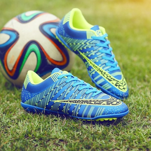 Υποδήματα ποδοσφαίρου σε διάφορα χρώματα με εκτύπωση