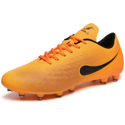 Παπούτσια ποδοσφαίρου σε διάφορα χρώματα