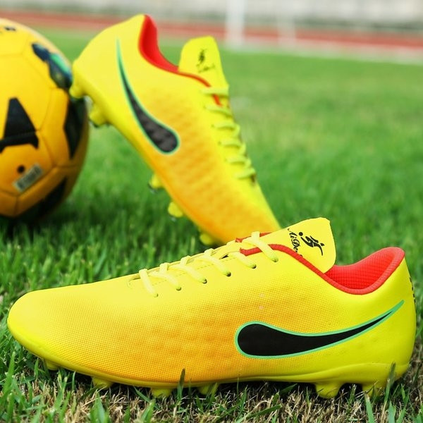 Παπούτσια ποδοσφαίρου σε διάφορα χρώματα